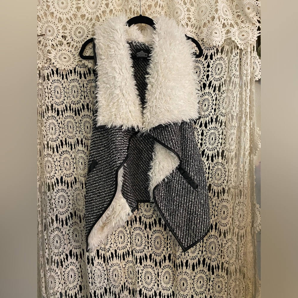Angie faux fur houndstooth vest size small